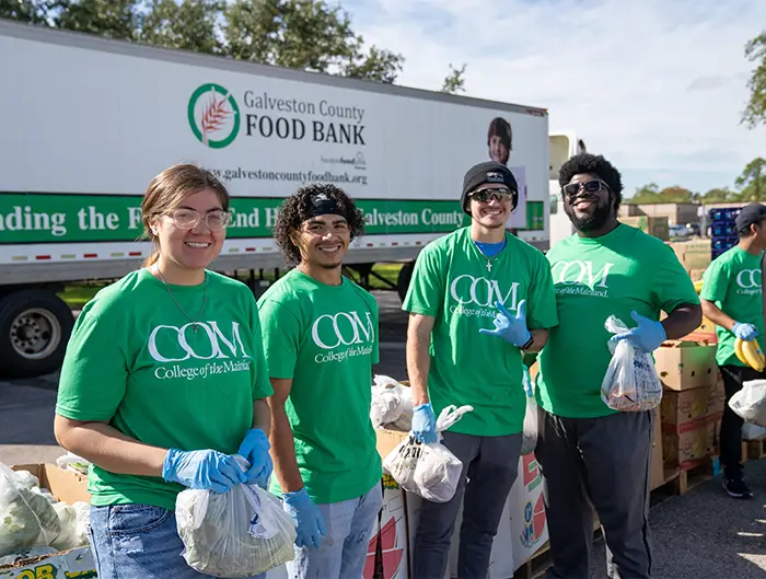COM students volunteering at food drive.