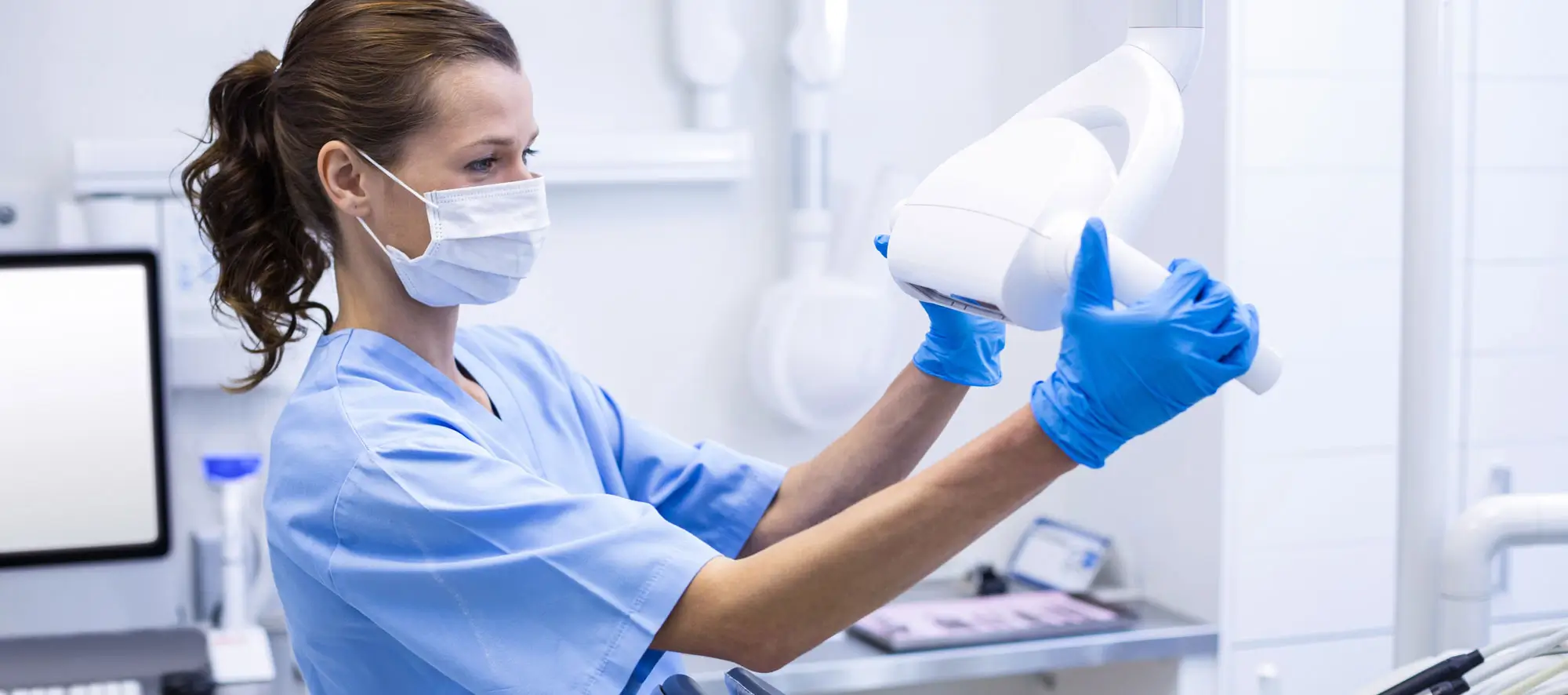 Dental Assistant adjusting light